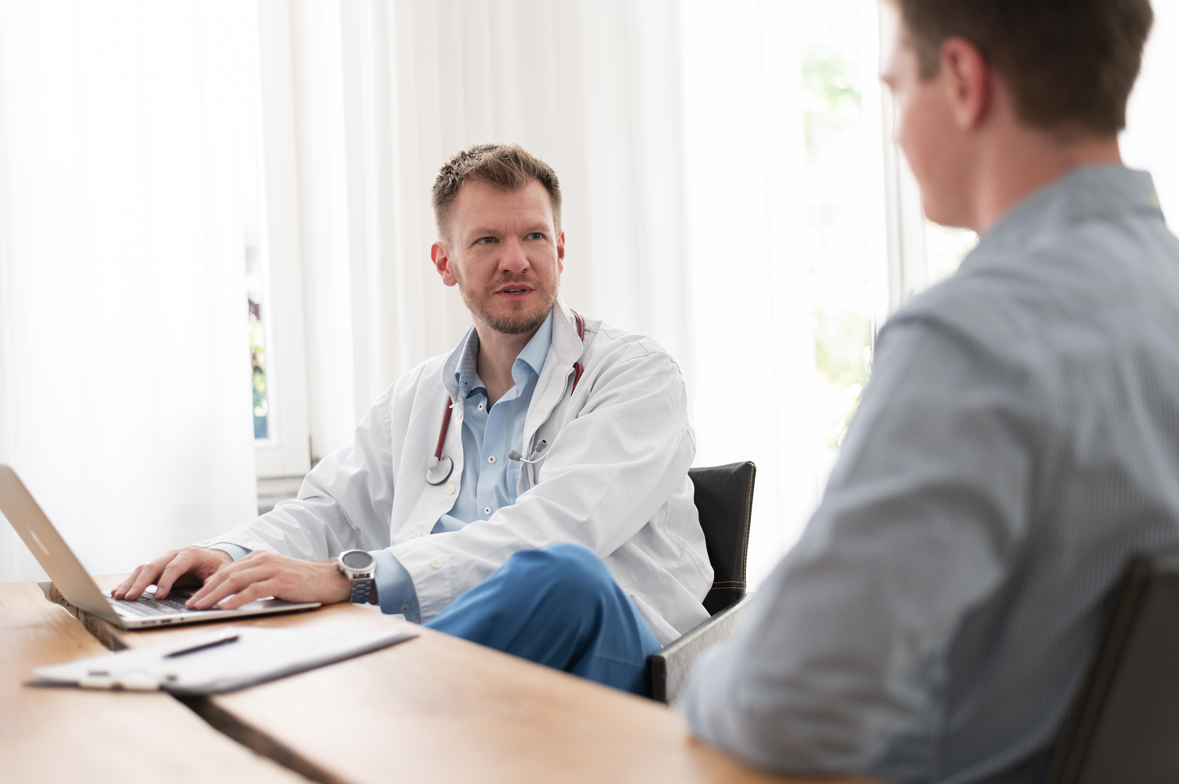 Behandlungsgesrpäch zwischen Dr. med Krinninger und einer weitern Person