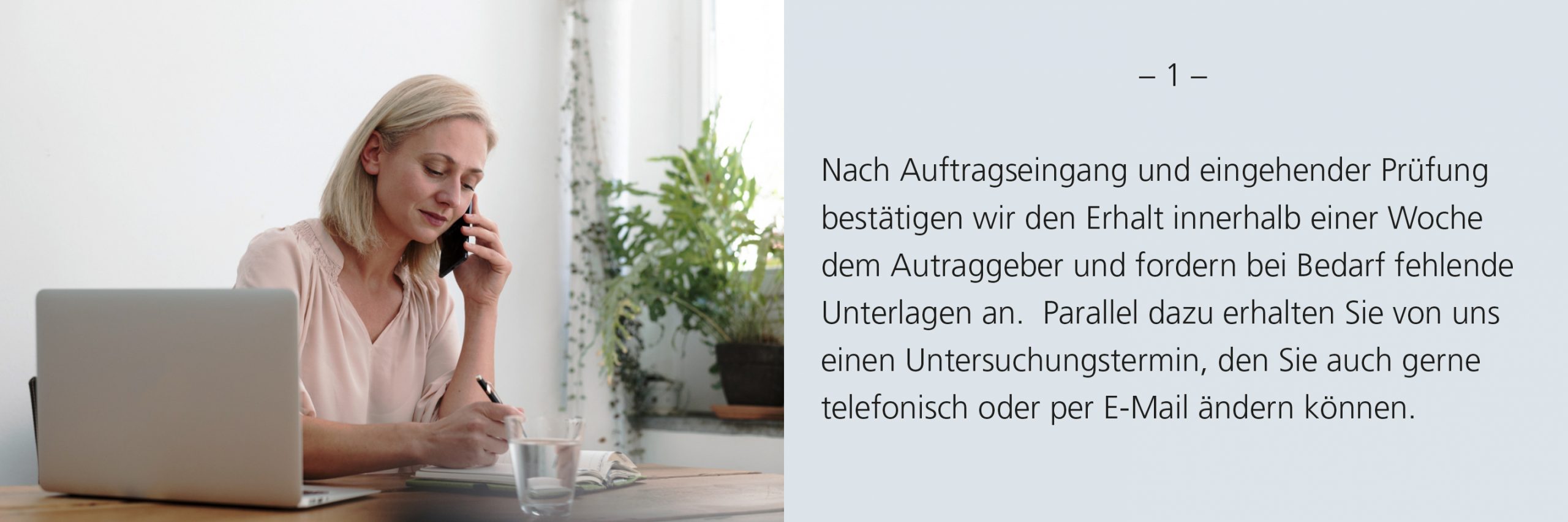 Frau in Telefongespräch macht sich Notizen in einem Buch und sitzt an einem Tisch
