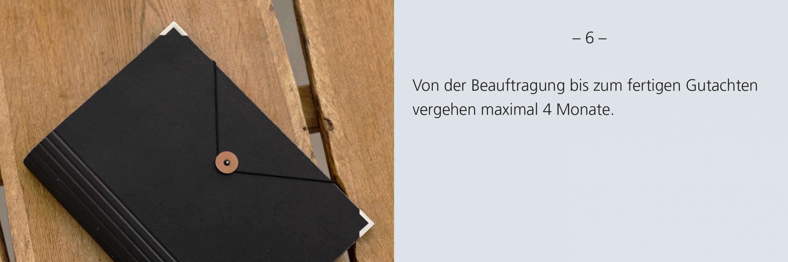 Geschlossene Schwarze Mappe auf einem Tisch